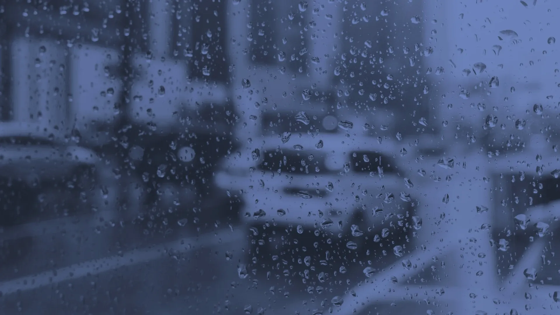 Eingeschränkte Fahrsicherheit bei Regen an Autofenster